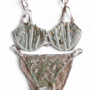 Victoria’s Secret dream angels daisy chain bra & panty set